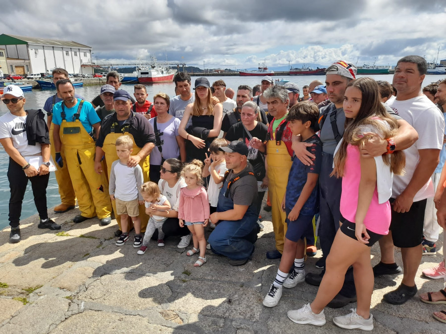 Gran despliegue policial en Ribeira para asegurar el decomiso de dos lanchas de mariscadores de Cabo de Cruz