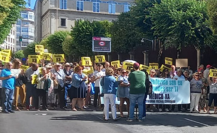 Más de un centenar de vecinos de Corrubedo se concentran ante el Parlamento en Santiago para pedir un médico