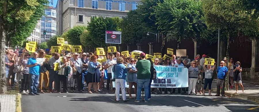 Más de un centenar de vecinos de Corrubedo se concentran ante el Parlamento en Santiago para pedir un médico