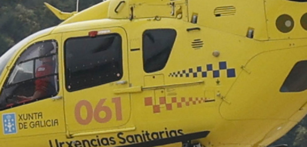 Herido al quedar atrapado por una pierna bajo un tractor en Sobrado