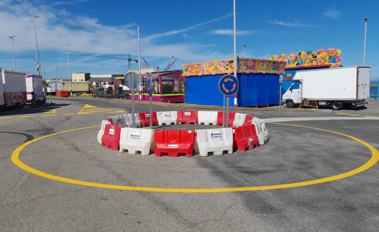 El sector del mar de Aguiño denuncia los problemas que le causa la obra de la rotonda del puerto en estos días de fiestas