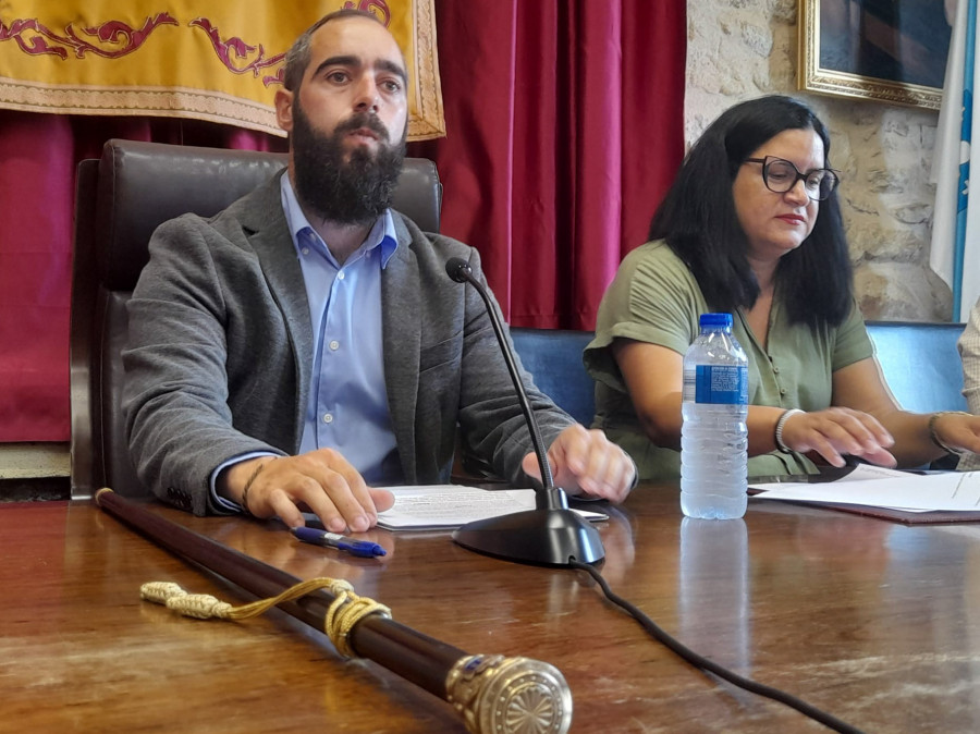 La oposición de Rianxo rechaza las cuatro dedicaciones del Gobierno pese a suponer un ahorro de 27.000 euros