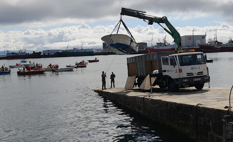 Mariscadores de a flote trasladan al alcalde de Boiro la problemática que les causa el decomiso de sus lanchas