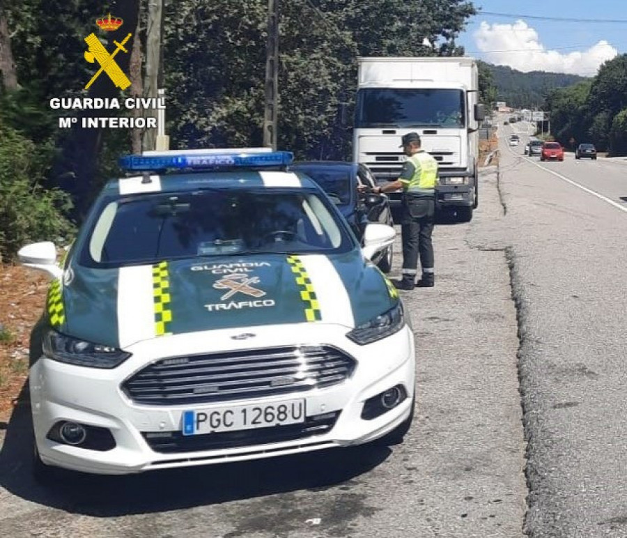 La Guardia Civil utilizará en Galicia un camión camuflado para controlar las infracciones peligrosas