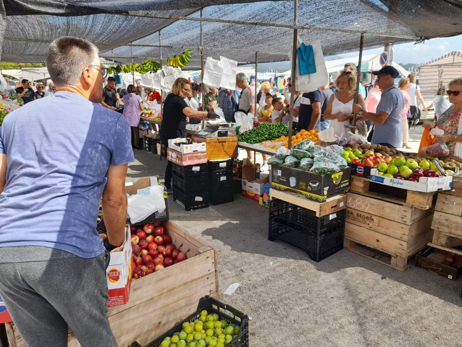 El Gobierno de Ribeira asegura que no puede anular la cancelación del mercado por falta de tiempo y al afectar a varios eventos