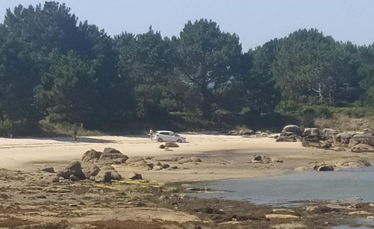 Detectan un coche que irrumpió en una playa de A Illa