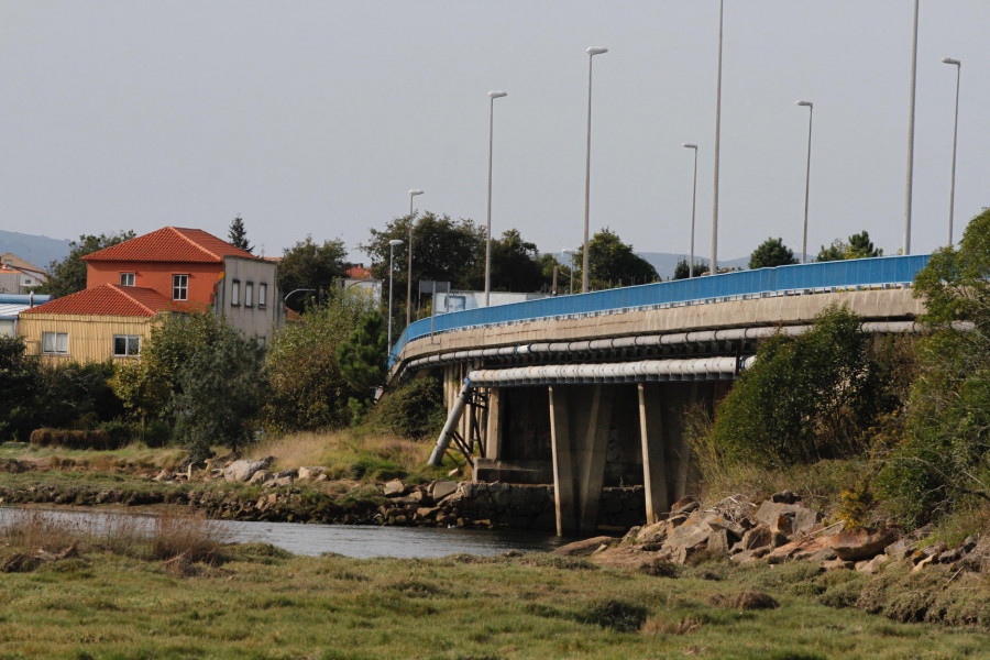 Cambados contrata la sustitución del tramo pendiente de la tubería del puente Castrelo que vertía al Umia