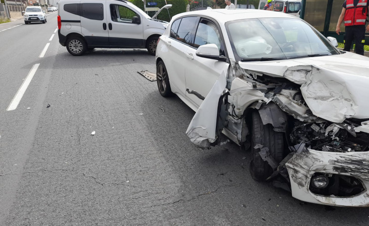 Heridas dos conductoras en una colisión frontolateral en Palmeira, en Ribeira