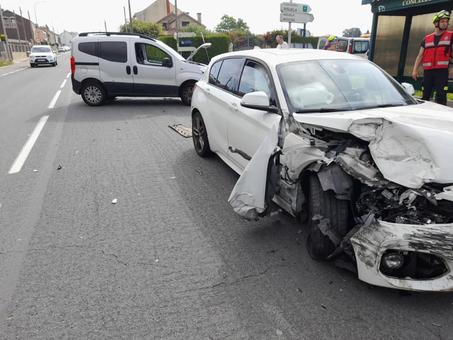 Heridas dos conductoras en una colisión frontolateral en Palmeira, en Ribeira