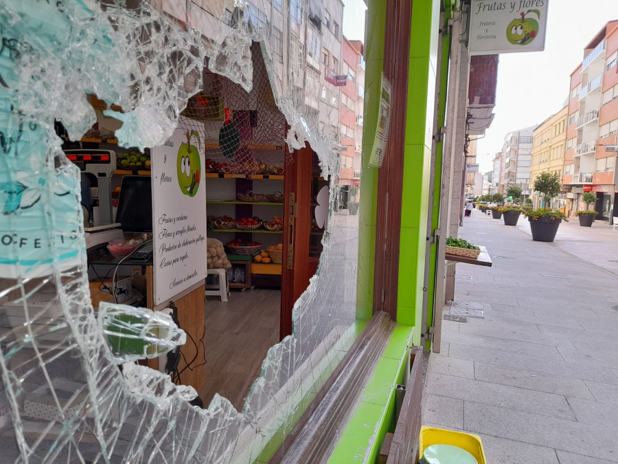 Roban 200 euros de una floristería de Ribeira tras romper el cristal del escaparate con una rejilla de pluviales