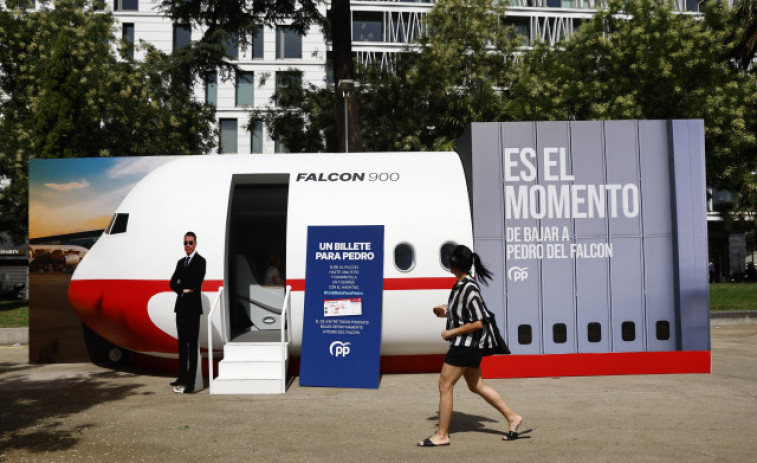 El PP instala una maqueta con el Falcon junto a la plaza de Colón: 