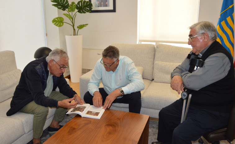 La parroquia de San Ginés de Padriñán publica un libro sobre el Templo Nuevo de Sanxenxo