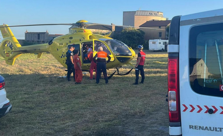 Movilizado el helicóptero del 061 hasta Corrubedo por un aviso de alguien tirado en el suelo, que luego se levantó y huyó del lugar