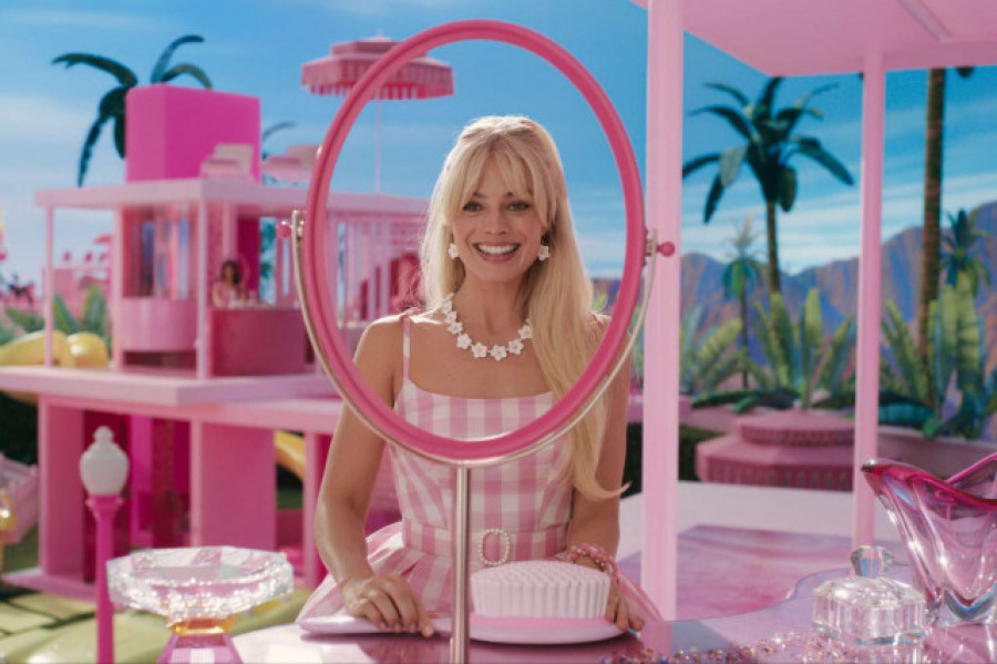 "Barbie" tiñe los cines de rosa, humor, frescura y autoparodia