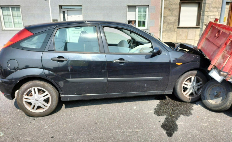 Una colisión entre un coche y un motocultor deja herido grave a un vecino de Meaño