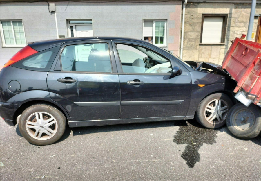 Una colisión entre un coche y un motocultor deja herido grave a un vecino de Meaño