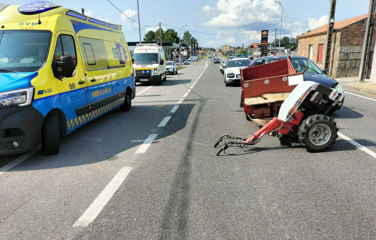 Accidente coche motocultor vecino de Meaño
