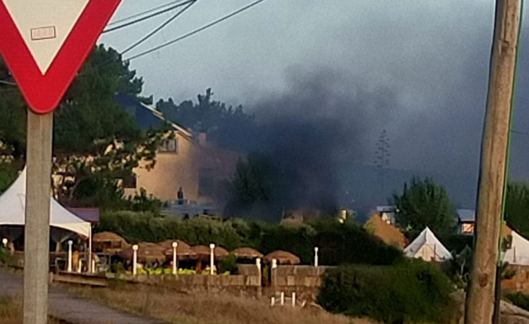 Susto en un camping de O Grove por el incendio de unas toallas que provocó un intenso humo negro