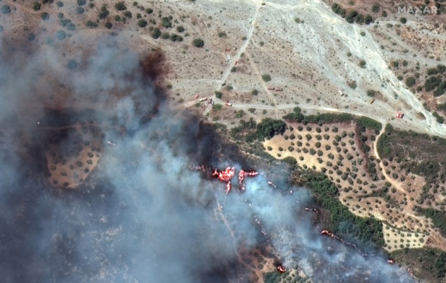 Grecia sigue luchando por controlar los incendios en Rodas, Corfú y Eubea