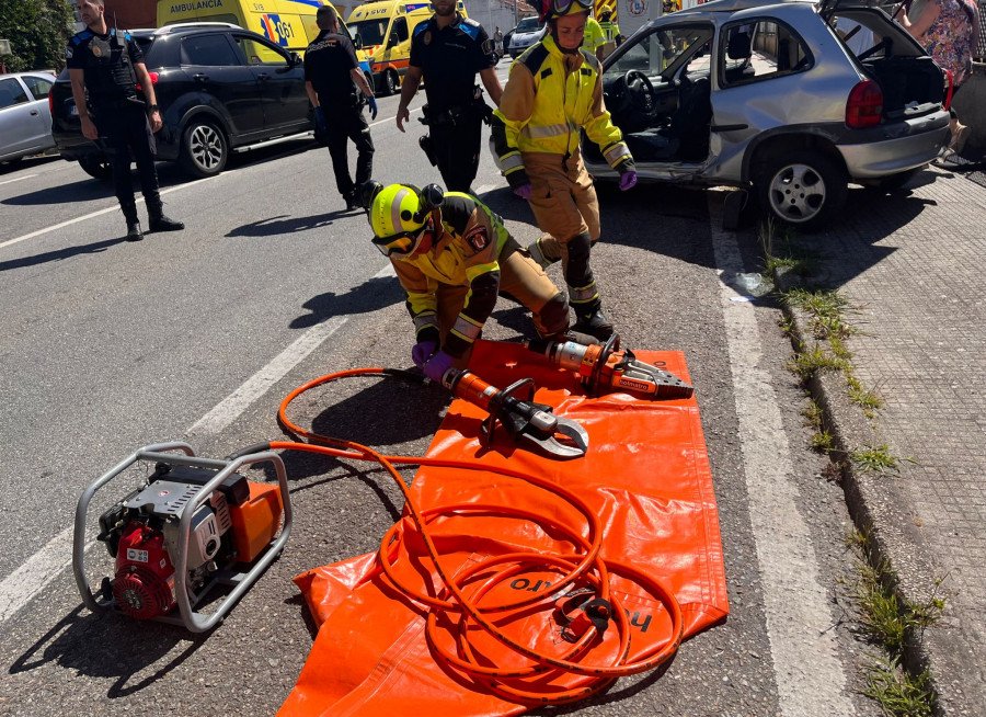 Excarcelan inconsciente y muy grave al ocupante de un coche accidentado en la Avenida de Cambados