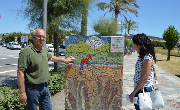 El paseo de Portonovo acoge la muestra “Marisco de Costa da Morte” con murales de azulejo del Grupo Lar de Cee