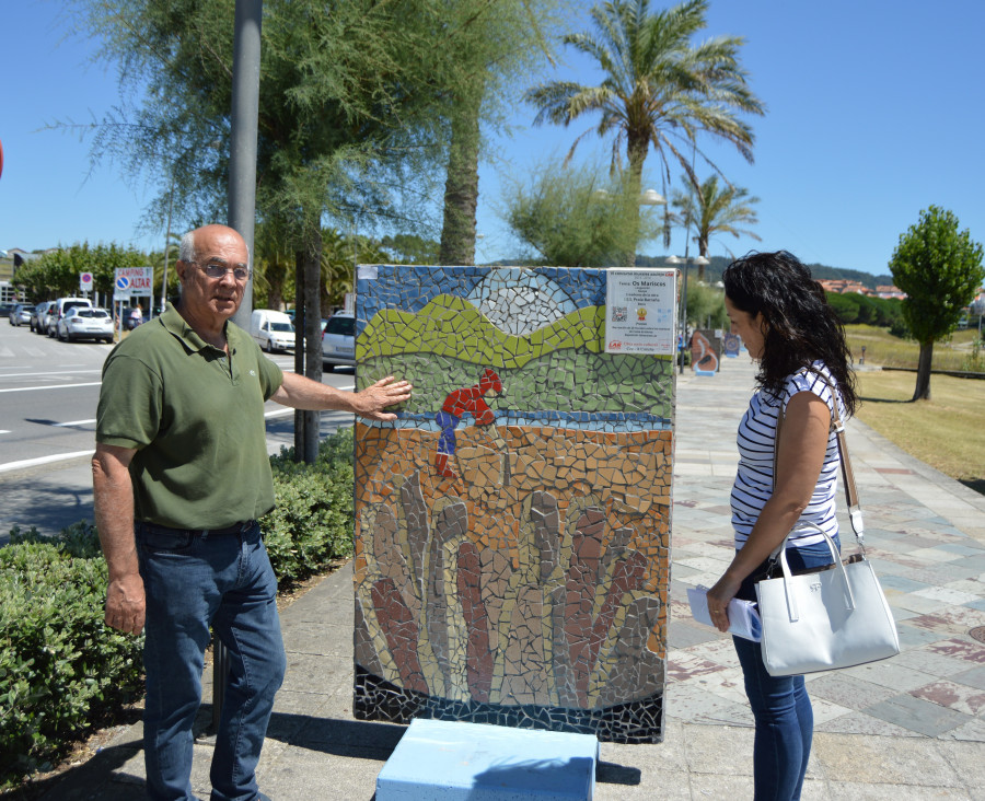 El paseo de Portonovo acoge la muestra “Marisco de Costa da Morte” con murales de azulejo del Grupo Lar de Cee