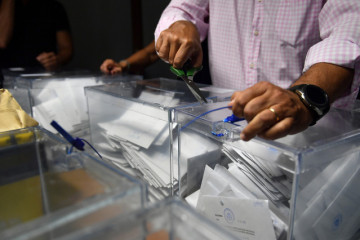 Trabajadorasdelajuntaelectoralyrepresentantesdepartidospolticosinicianelrecuentodevotosemitidosporlo