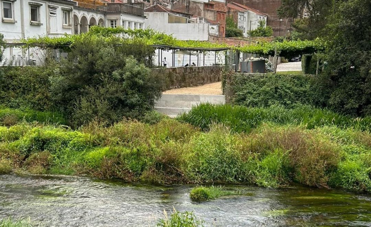 Las obras del Camiño Real que ejecuta el Concello de Caldas provocan un vertido al Río Umia
