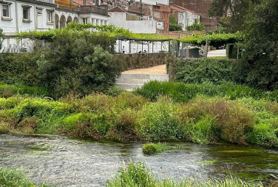 Las obras del Camiño Real que ejecuta el Concello de Caldas provocan un vertido al Río Umia