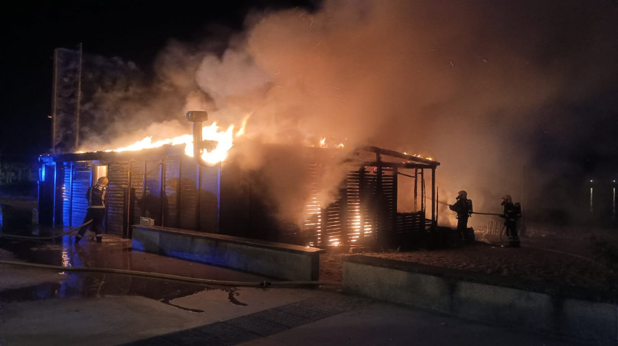 Un incendio destruye un chiringuito en la playa de O Rebalo, en Aguiño