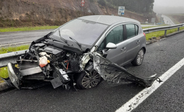 Herido leve un conductor en una salida de vía en la Autovía do Barbanza, a la altura de A Pobra