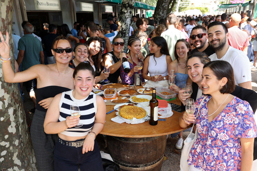 Cambados descorcha su LXXI Festa do Albariño con buen humor y afluencia masiva
