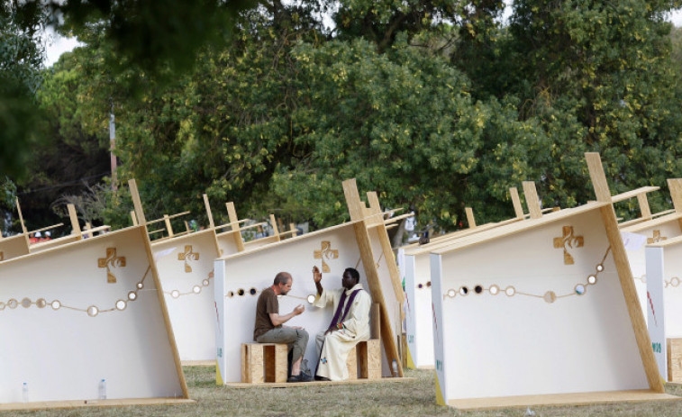 Confesarse al aire libre rodeado de jóvenes para 