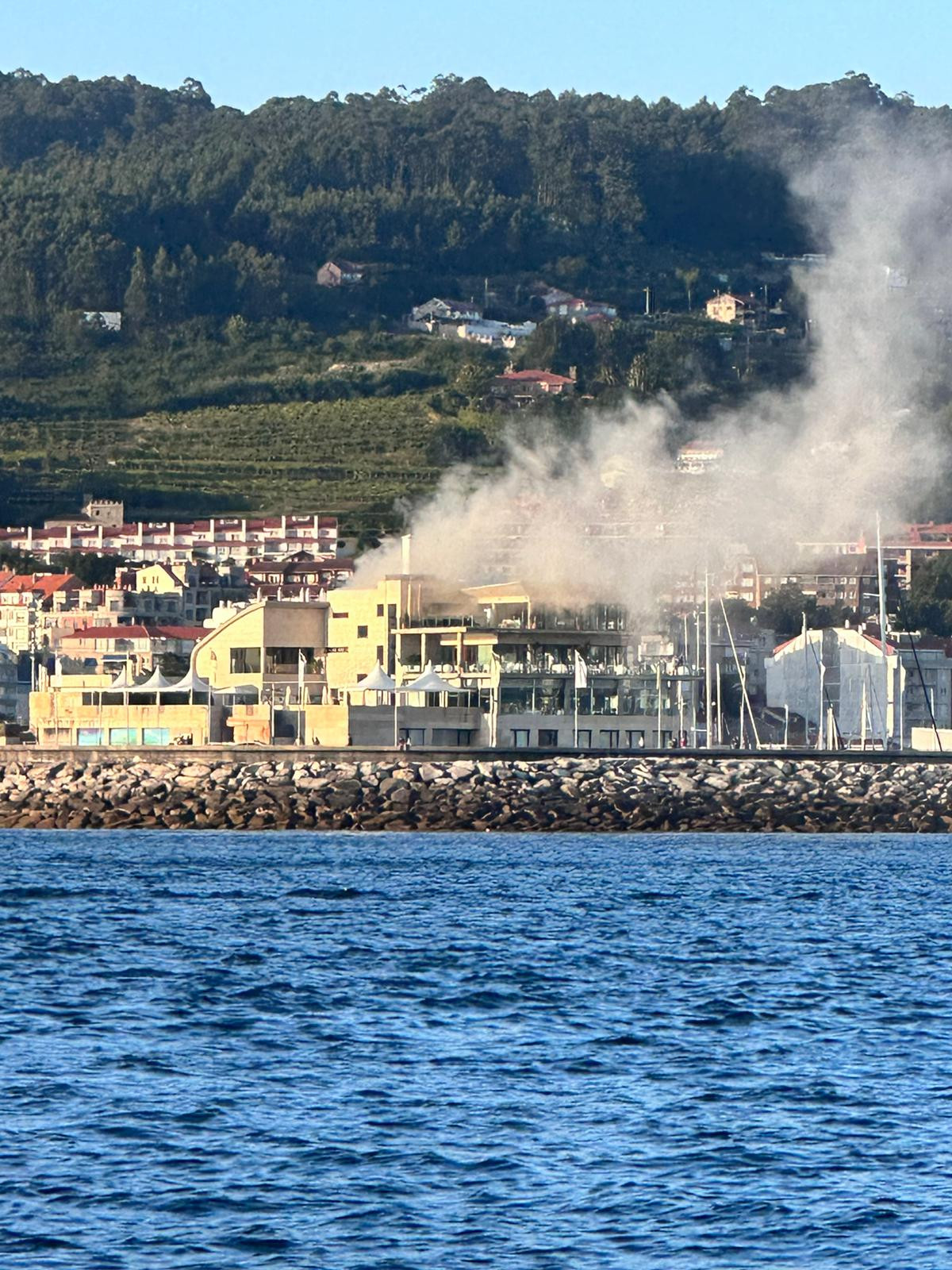 Un incendio en la cocina de un local de hosteleru00eda del puerto deportivo de Sanxenxo hizo saltar las alertas de los servicios de (2)