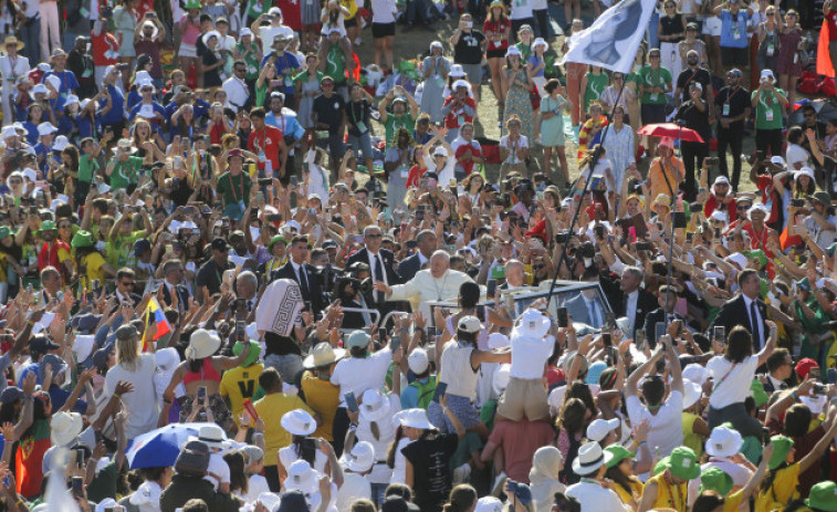Francisco entra en el santuario de Fátima en papamóvil recibido por miles de personas
