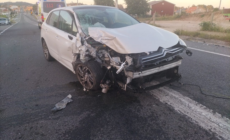 Un conductor se queda dormido, colisiona contra un coche aparcado y este derriba un portal en Cambados