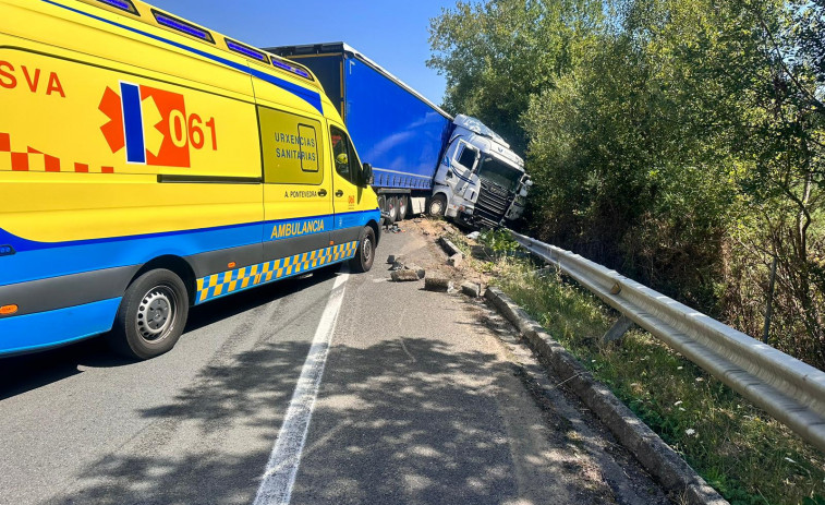 Herido leve el conductor de un camión que se salió del carril en la autovía de Sanxenxo