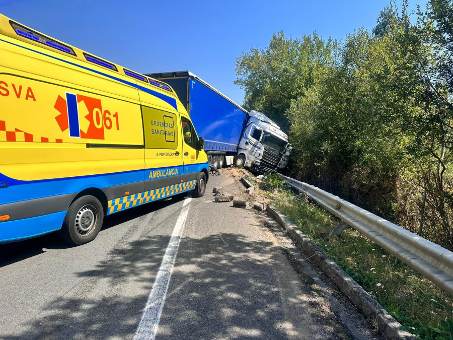Herido leve el conductor de un camión que se salió del carril en la autovía de Sanxenxo