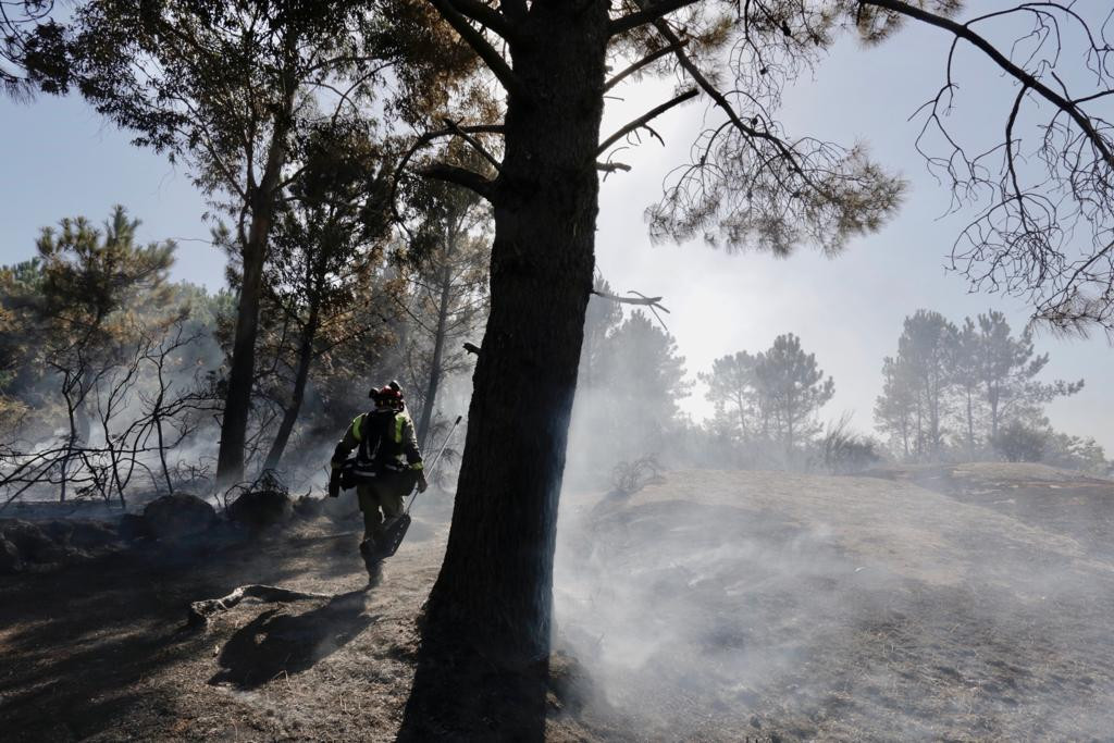 Incendio forestal area da secada a illa de arousa