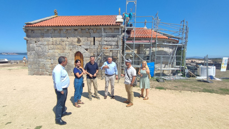 Los trabajos de restauración de la capilla de A Lanzada incluyen la desalación de la piedra del ábside