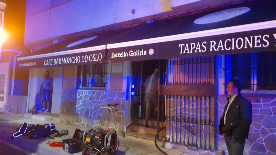 Una explosión en un cuadro eléctrico provoca un incendio en un bar de Aguiño