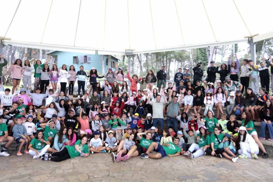 Luis López visita a los cerca de 140 participantes en el campamento Depo Aventura de A Lanzada