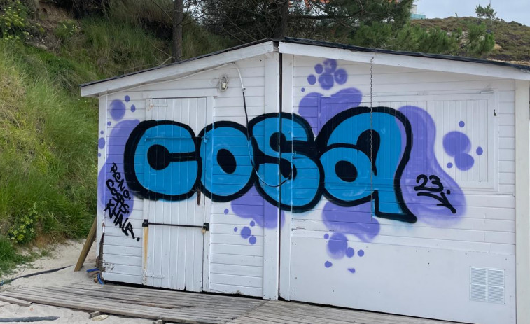 La Policía Local investiga la autoría de unos grafitis aparecidos en varias playas de Sanxenxo
