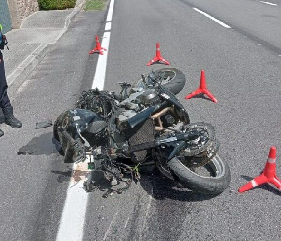 Herido un motorista en una colisión con un coche dado a la fuga en la recta de Asados, Rianxo