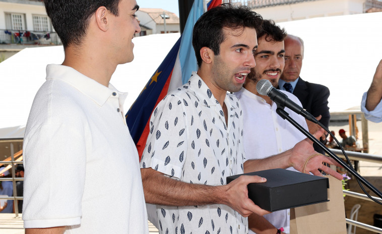 El Mejillón de Vilanova entrega sus insignias y premia además a los Mozos de Arousa
