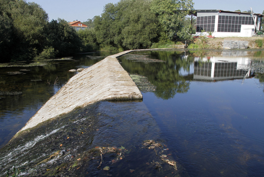 El fuerte crecimiento turístico pone al límite la estación de agua de O Salnés