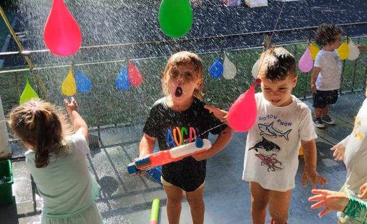 Cubos, globos y pistolas de auga. Los más pequeños de Vilagarcía se lo pasan en grande en su Festa da Auga