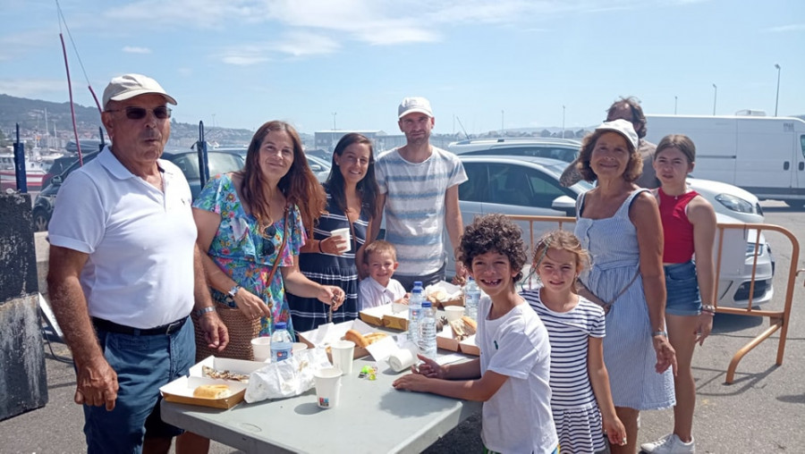 La sardina triunfa en Portonovo con grandes colas de turistas y vecinos en el inicio de las fiestas