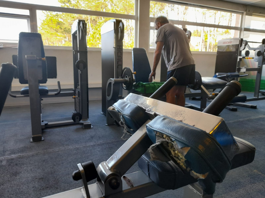 Usuarios del gimnasio de A Fieiteira exigen la renovación del equipamiento
