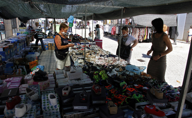 El Concello de Cambados y Nordelaina recaban ayuda para el pueblo saharaui con un puesto en el mercadilo